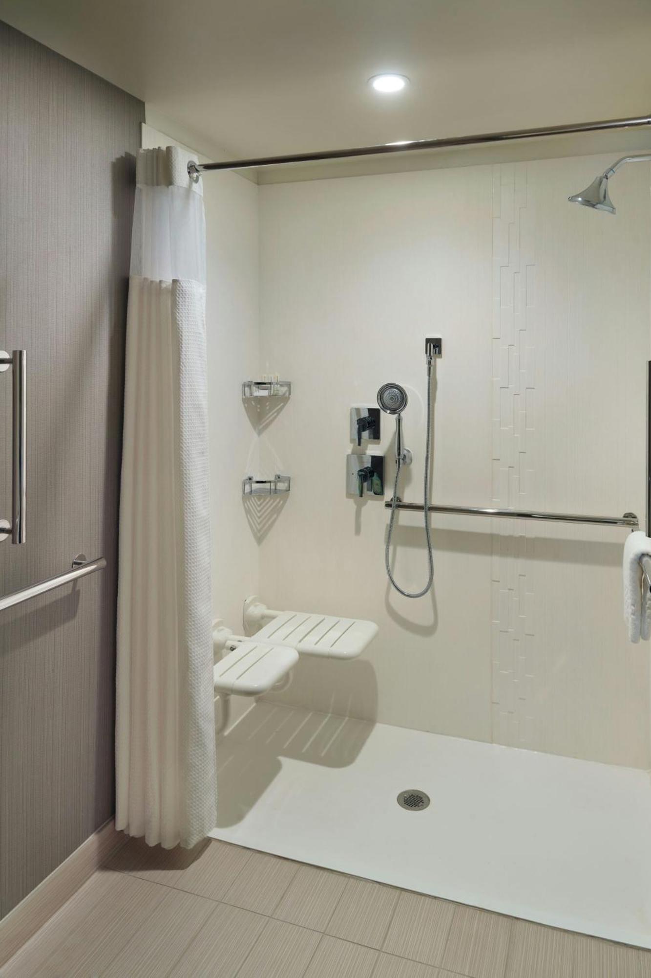 Courtyard By Marriott Lagrange Hotel Екстериор снимка