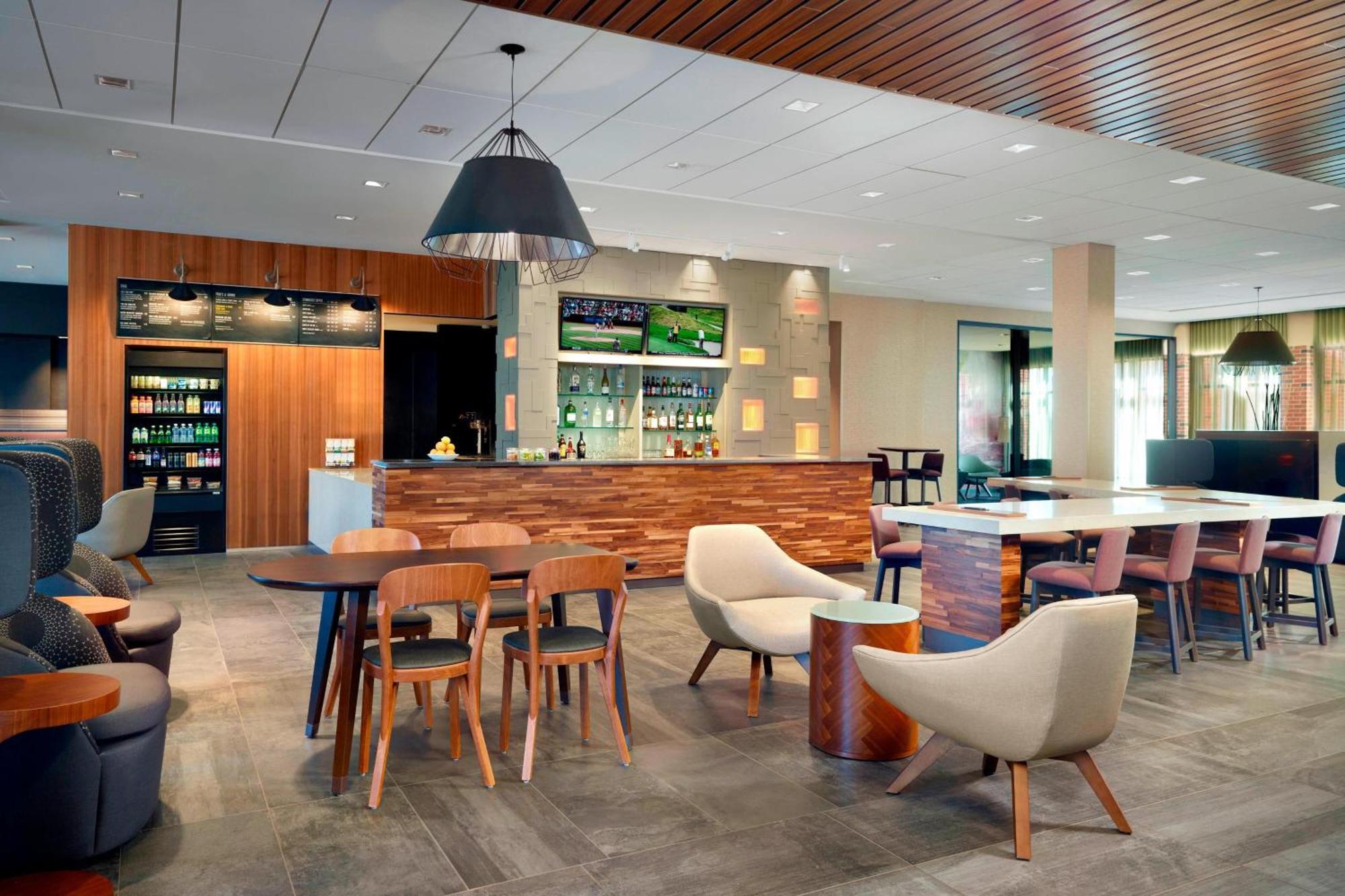 Courtyard By Marriott Lagrange Hotel Екстериор снимка