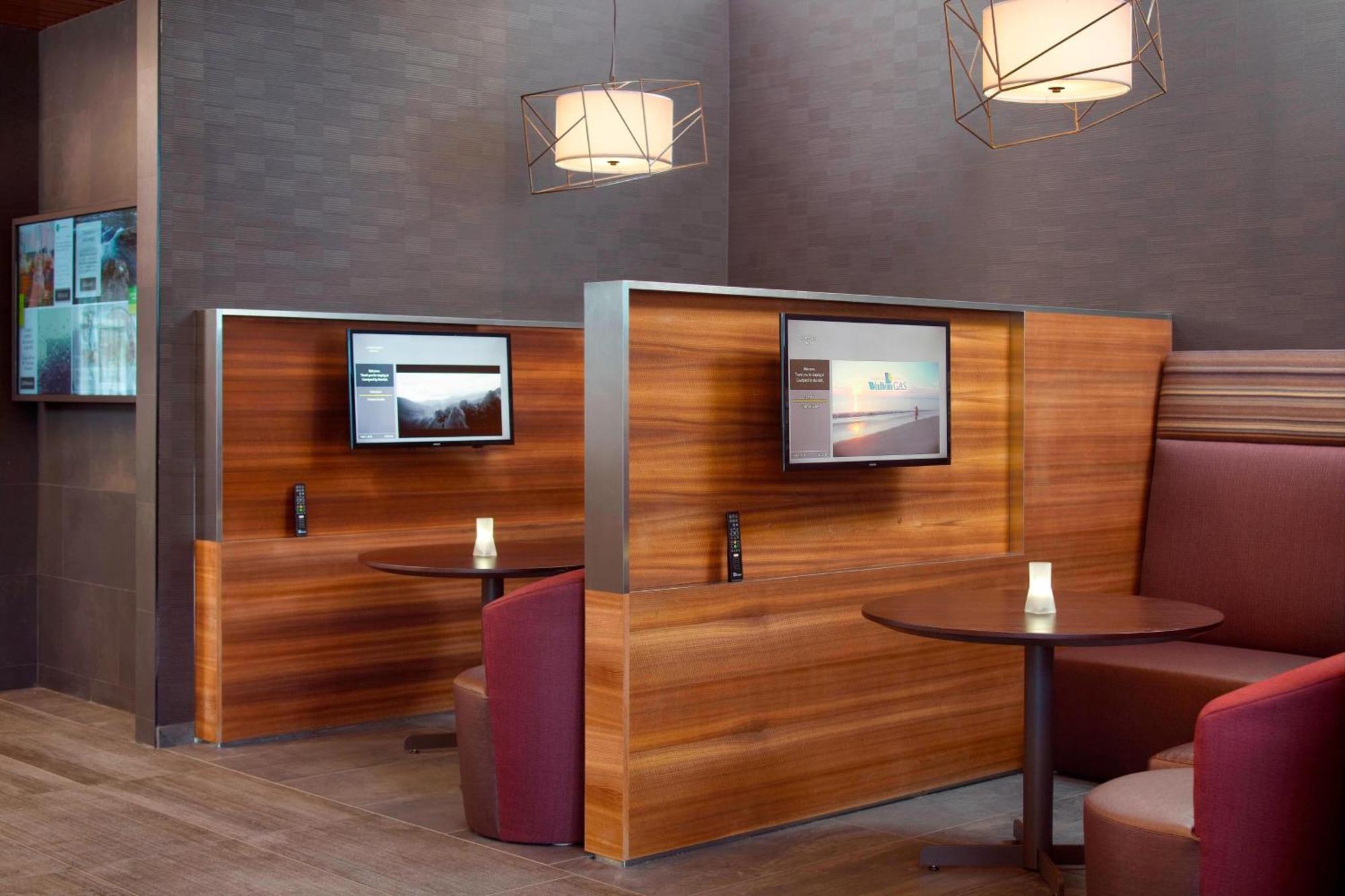 Courtyard By Marriott Lagrange Hotel Екстериор снимка