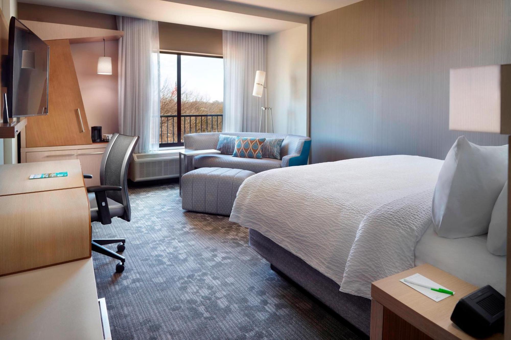 Courtyard By Marriott Lagrange Hotel Екстериор снимка