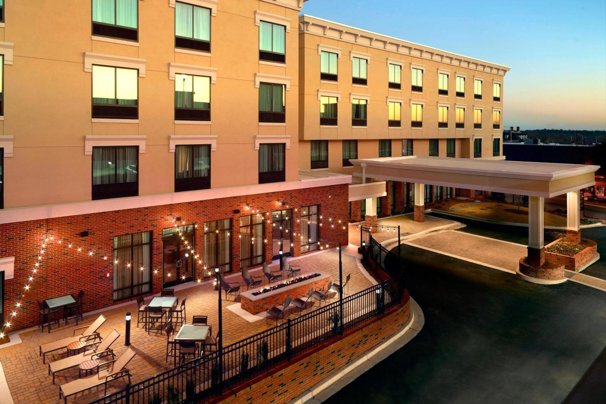 Courtyard By Marriott Lagrange Hotel Екстериор снимка