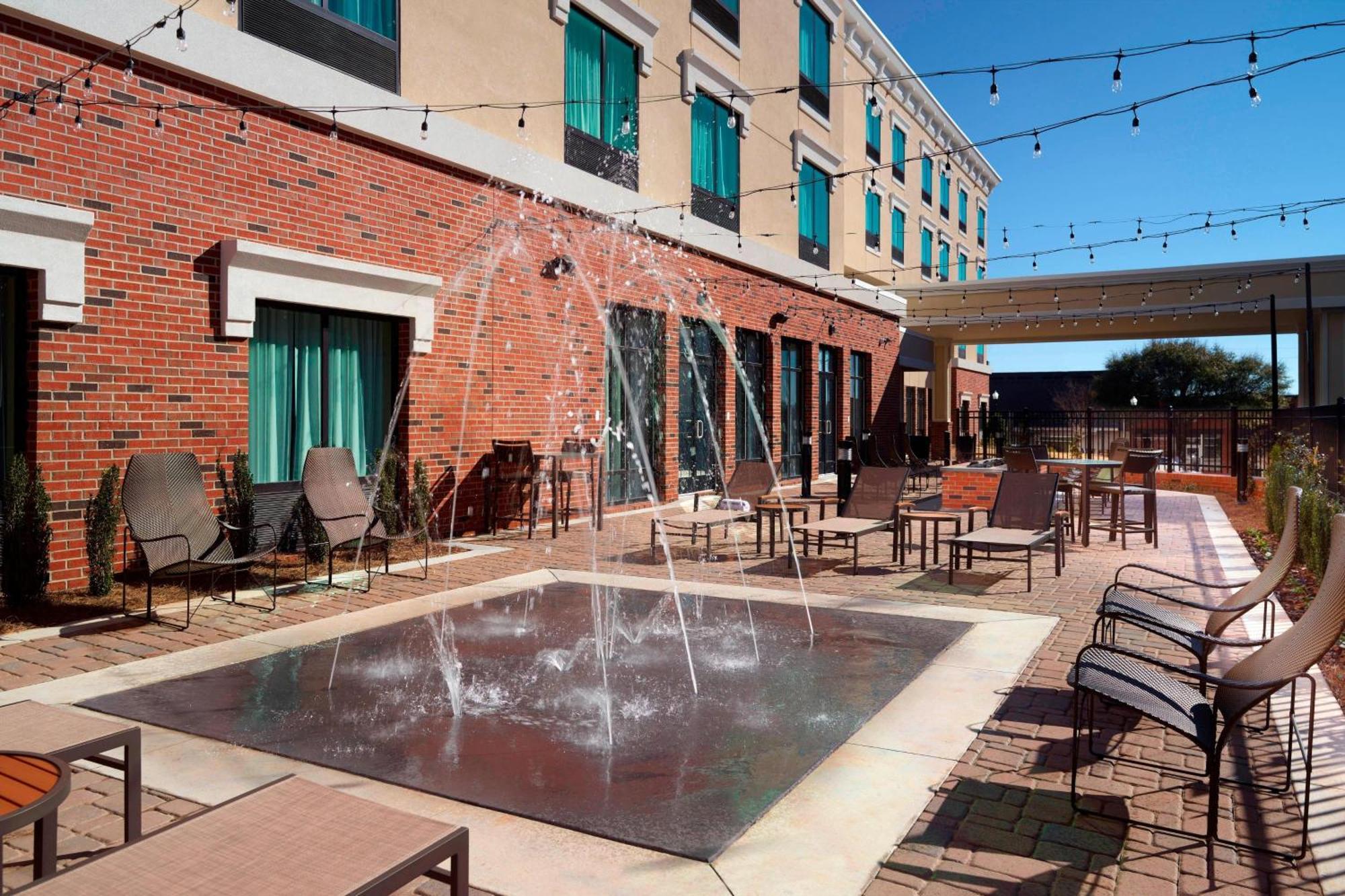 Courtyard By Marriott Lagrange Hotel Екстериор снимка