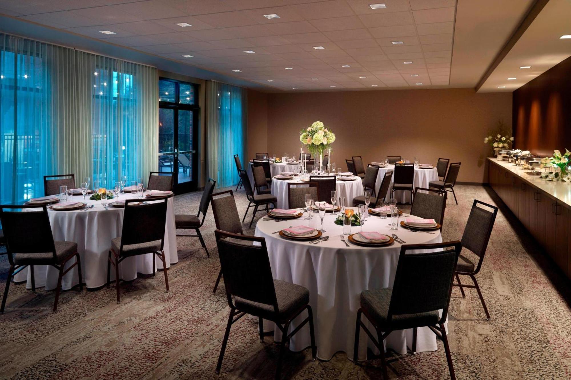 Courtyard By Marriott Lagrange Hotel Екстериор снимка